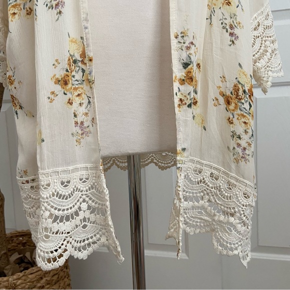 Floral Creamy Yellow Kimono with Lace Trim - Picture 5 of 10